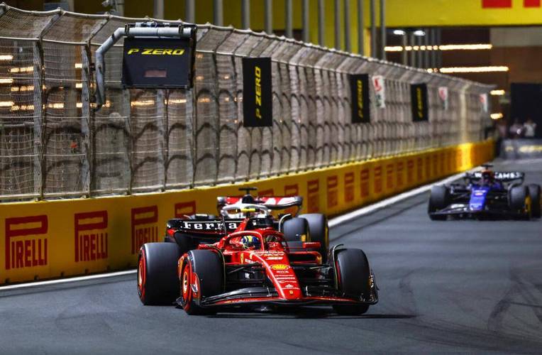 B体育：F1赛场上的意外碰撞，影响冠军争夺战，f1比赛的视频